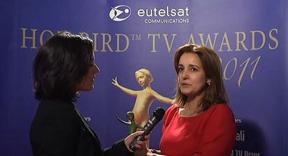 Asun Gómez Bueno responde a una entrevista en la entrega de los HOT BIRD TV Awards 2011.
