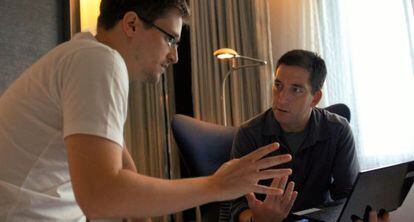 Edward Snowden y Glenn Greenwald en una escena de &#039;Citizenfour&#039;.