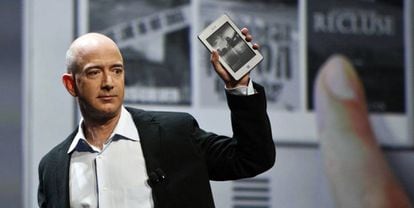 Jeff Bezos, fundador de Amazon, sujeta un dispositivo Kindle Fire en la presentación de éste. 