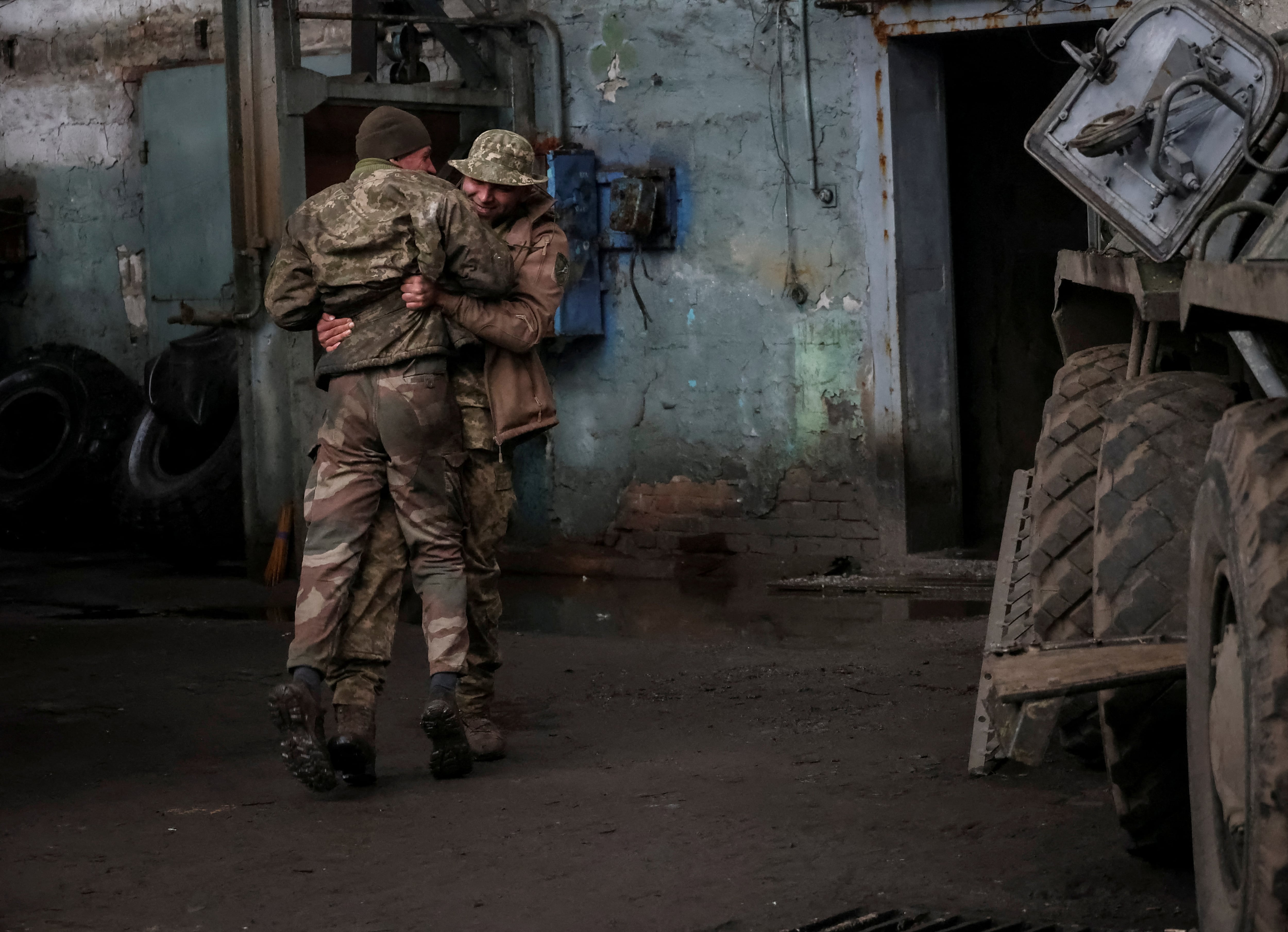Dos soldados ucranios se abrazan en la provincia de Donetsk este viernes.