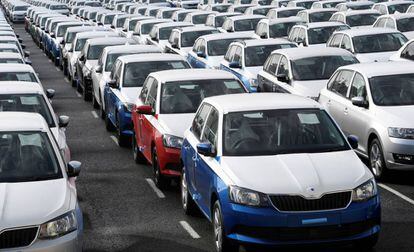 Coches Volkswagen listos para exportar en el puerto de Emden (Alemania).