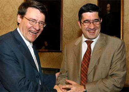 El ministro de Administraciones Públicas, Jordi Sevilla, y el secretario general del PSE, Patxi López, en Madrid.