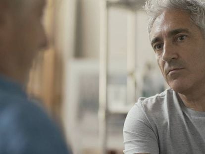 Jon Sistiaga (derecha) habla con Javier Mariscal en el episodio de la avaricia de la nueva temporada de ‘Tabú’.