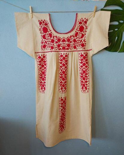 Etsy.

El vestido tradicional de la región de Tehuacán se diferencia por el corte imperio y los bordados monocolor de las flores. El tejido rústico de esta prenda en algodón orgánico está bordado a mano por mujeres de Puebla, el estado famoso por su confección desde tiempos ancestrales. Su faceta artesanal hace que cada prenda sea única y puede presentar variaciones.