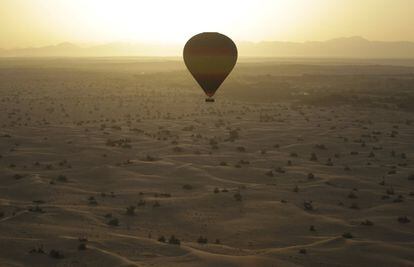 Uno de los globos más grandes del mundo, que pueden llegar a transportar a 24 personas, sobrevuela las montañas de en Dubái (Emiratos Árabes).