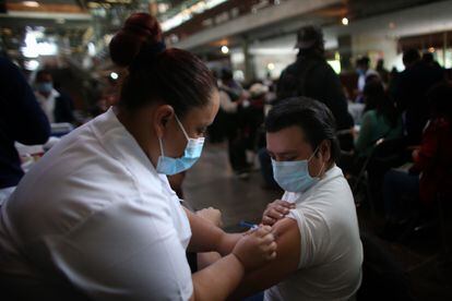 vacuna contra coronavirus de refuerzo 50 años México