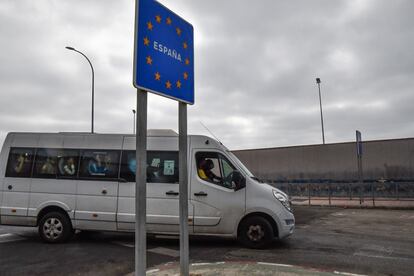Un autobús con menores inmigrantes cruza la frontera entre Ceuta y Marruecos.