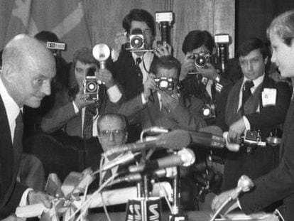 Jos&eacute; Hierro recibe el Premio Pr&iacute;ncipe de Asturias de manos de don Felipe el 3 de octubre de 1981.