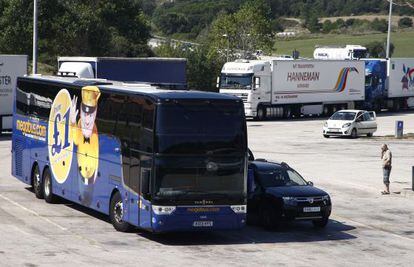 62 pasajeros de un autocar quedan varados en Maçanet de la Selva tras ser detenido su conductor.