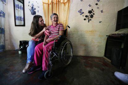 María Nelly (derecha), una de las pacientes con alzhéimer hereditario de Antioquía (Colombia) que participa en el estudio de esta enfermedad liderado por Francisco Lopera, junto a su hija Yaned.