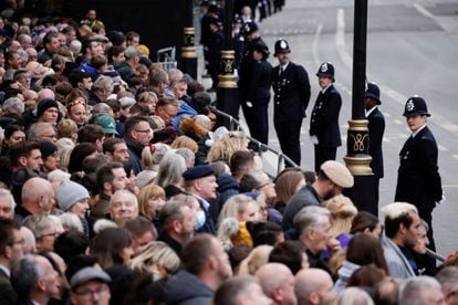 Miles de personas esperaban ver pasar la comitiva fúnebre por las calles de Londres.