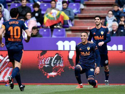 Rodrigo, de rodillas, celebra un gol del Valencia ante el Valladolid.