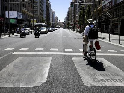 Un ciclista en Madrid Central a principios de julio.