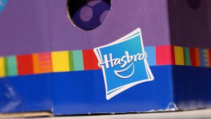 El logo de Hasbro, en un juguete, en una foto de archivo.
