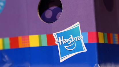 El logo de Hasbro, en un juguete, en una foto de archivo.