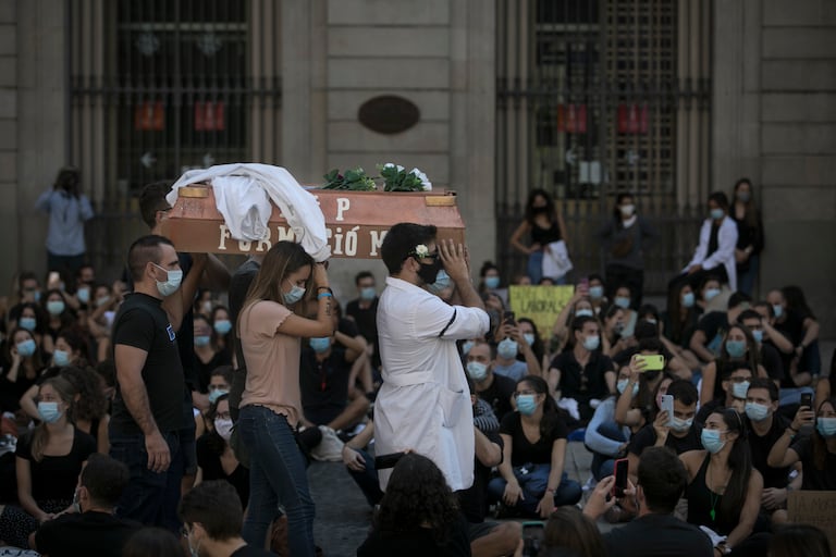 Protesta de los médicos residentes MIR de Cataluña en la Plaza Sant Jaume de Barcelona.