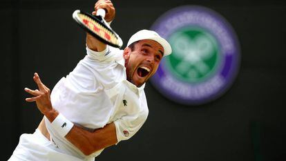 Bautista sirve durante el partido contra Pella en Wimbledon.