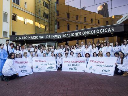 Un grupo de cient&iacute;ficos del Centro Nacional de Investigaciones Oncologicas protesta hace unos d&iacute;as contra los pr&oacute;ximos 60 despidos.