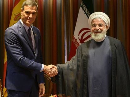 El líder iraní, Hasan Rohaní (izquierda), en un encuentro con Pedro Sánchez, presidente en funciones de España, este martes en Nueva York.