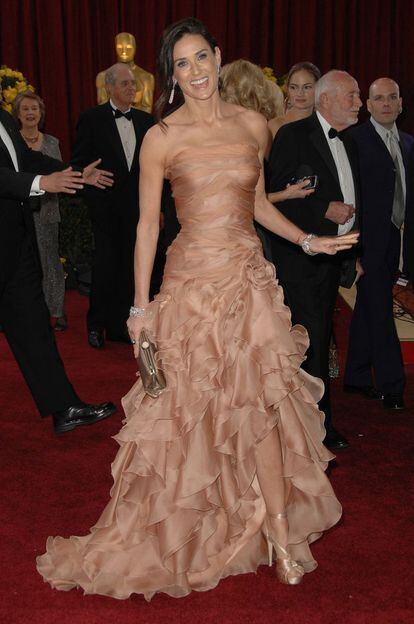 Demi Moore, protagonista de películas como 'Ghost', 'Algunos hombres buenos' o 'La teniente O'Neill', nunca ha sido nominada a los Oscar, aunque sí ha estado presente en las galas. En la imagen, Moore llega a la ceremonia en 2010 con un Versace.