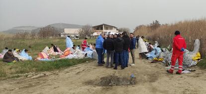Equipos de emergencia atendieron este domingo a los migrantes supervivientes de un naufragio en la Costa de Calabria.