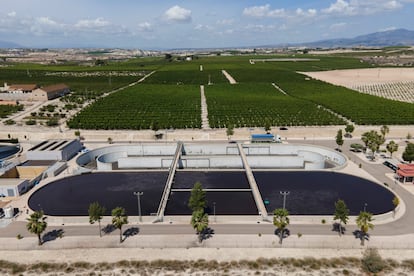 Zona de tratamiento biológico de la EDAR de Alguazas, una de las cien plantas depuradoras en Murcia.