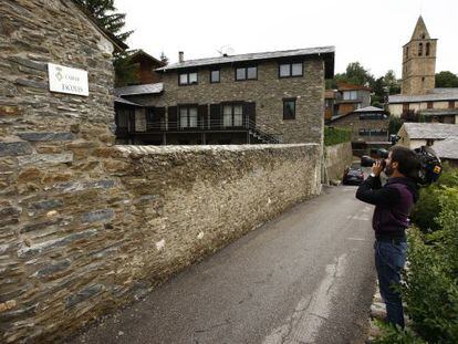 Un reportero toma im&aacute;genes de la casa de Bolvir (Girona) donde supuestamente se halla Pujol.