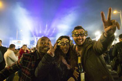 Tres jóvenes celebran el Fin de Año en Barcelona.