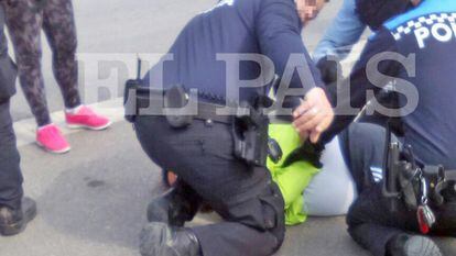 El momento de la detención, fotografiado por el padre de la víctima.