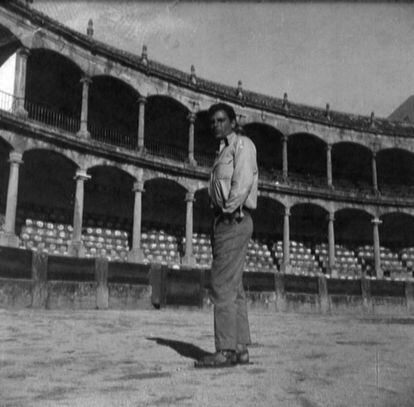 Marsé en la plaza de toros de Ronda, en 1962.