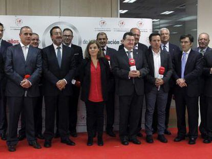 La vicepresidenta del Gobierno, Soraya S&aacute;enz de Santamar&iacute;a, junto a los presidentes de las entidades sociales homenajedas por la agencia de noticias Servimedia.