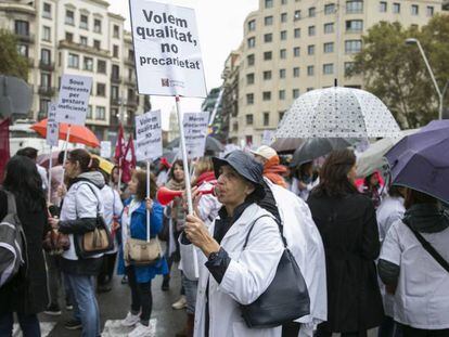 Protesta de médicos ante el Departamento de Salud de la Generalitat.