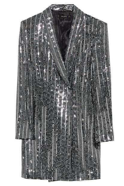 Las americanas-vestido son una de las tendencias fuertes de la temporada. En Zara encontramos este modelo metalizado (59,95 euros).