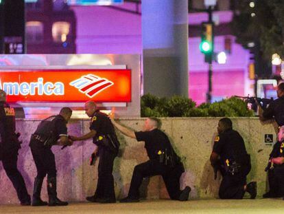 Polic&iacute;as de Dallas repelen los disparos del francotirador