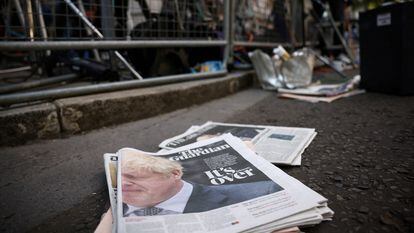 Periódicos con el anuncio de Boris Johnson, este viernes en Downing Street (Londres).