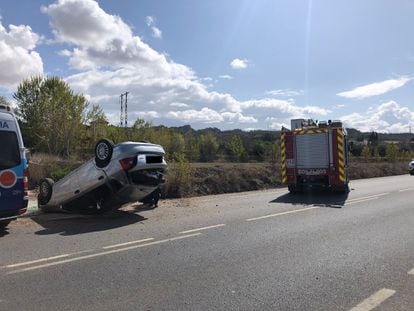 Los Bomberos de Guadix (Granada) dando respuesta a un accidente de tráfico  en la carretera que une Guadix con Exfiliana el domingo pasado.