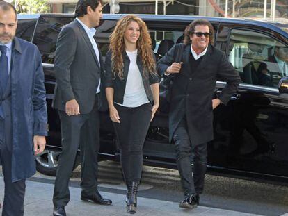 Shakira y Carlos Vives (derecha), a su llegada al juzgado 12 de lo mercantil, hoy en Madrid. En vídeo, declaraciones del cantante a la salida del juzgado.