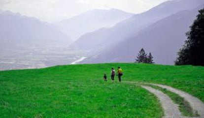 Turistas camino de la Casa de Heidi, en Maienfeld (Suiza).