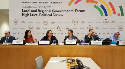 Ada Colau, tercera por la derecha, durante el foro ‘Local and Regional Governements’, en Nueva York.