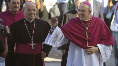 El arzobispo de Madrid, Carlos Osoro Sierra (derecha), acompa&ntilde;ado por el nuncio en Espa&ntilde;a, monse&ntilde;or Renzo Fratini. 