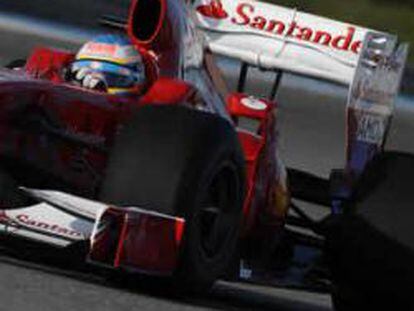 Santander tiñe de blanco el Ferrari de Alonso