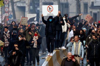 Una personas sujeta una pancarta en contra de la vacunación obligatoria durante las protestas de este domingo de Bruselas.