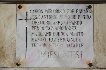 Una de las placas franquistas de Brunete.