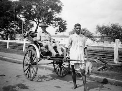 Un policía europeo subido en un 'rickshaw' tirado por un indio en Calcuta hacia 1919.