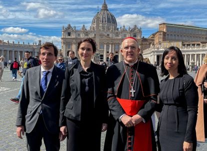 Almeida, Ayuso, Osoro y González, este sábado en la Plaza del Vaticano.