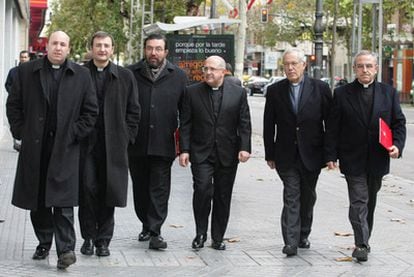 El presidente de Cajasur, Santiago Gómez Sierra, cuarto por la izquierda, junto a los otros cinco canónigos miembros del consejo de la caja cordobesa.