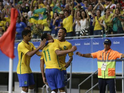 Neymar y sus compañeros celebran uno de los goles ante Dinamarca.