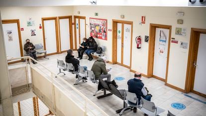 Algunas personas en el centro de salud Buenos Aires, en Puente de Vallecas, Madrid.