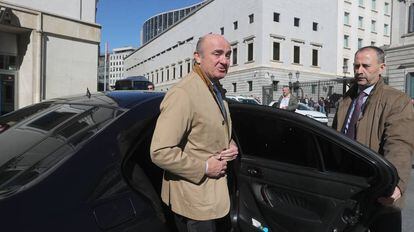 Luis de Guindos, la semana pasada a las puertas del Congreso.