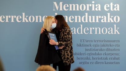 Un momento del acto de entrega de los cuadernos de memoria a víctimas de ETA cuyos asesinatos están aún sin resolver.